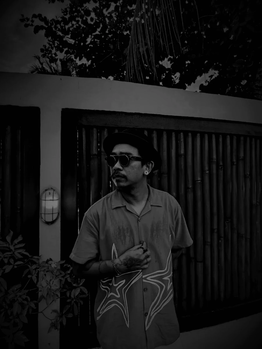 Arda Moron black and white portrait with hat and sunglasses
